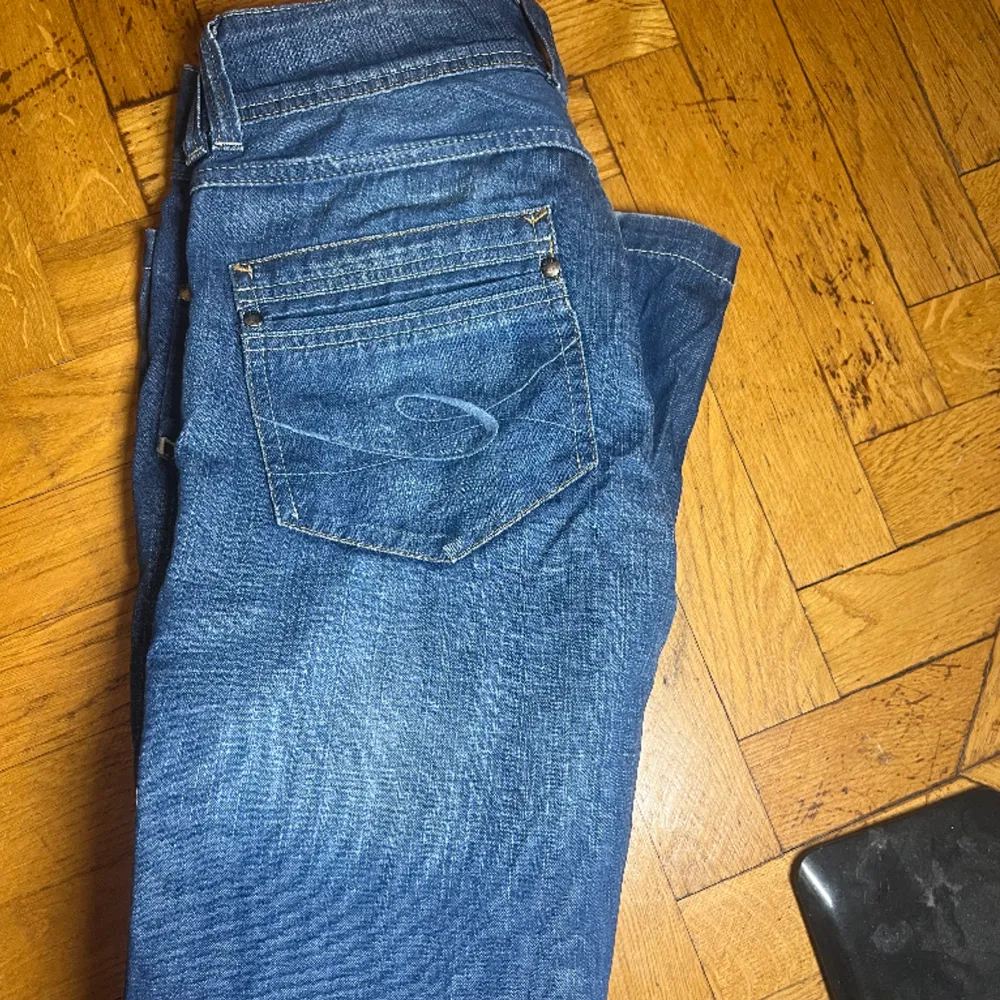 As coola utsvängda Jeans från Edc by espirit Midjemått: 38 Innerbenslängd:82. Jeans & Byxor.