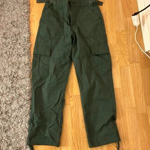 Cargopants - Cargopants från junkyard, justerbara vid midjan och nere vid ankeln. Använda fåtal gånger (prislapp kvar) nypris: 799