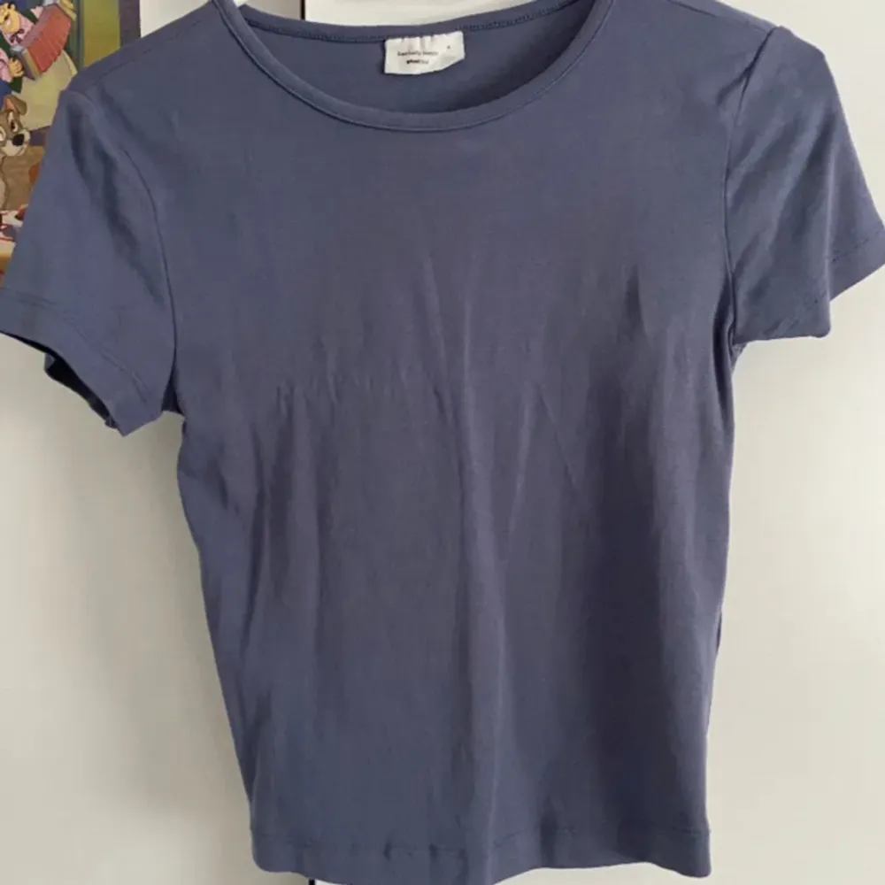 Söt blå babytee från Gina🥰 Endast använd en gång så i mycket bra skick!🤍. T-shirts.