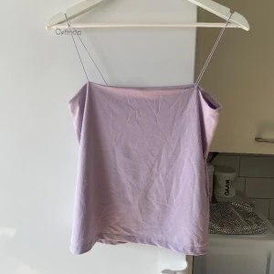 3 st linnen - Säljer dessa 3 st identiska linnena svart, vitt och lila. Bra skick och smala ”spaghetti band” med glansigt och skönt tyg!