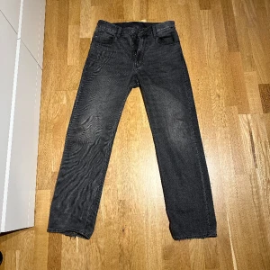 Svart/gråa g-star byxor  - 32/34 skicket på byxorna är bra förutom hålen vid slutet av nedre delen av byxan. Skicka privat för bättre bilder:) de är mer för de längre grabbarna