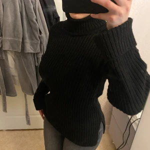 Svart stickad tröja - Gick för 400, som ny och inte nopprig