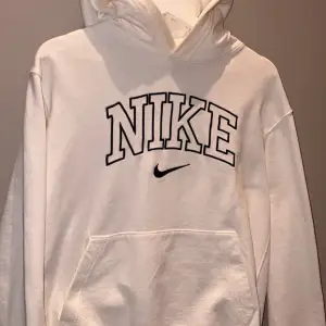 Nike college hoodie med Nike logga (Beige färg)  Lite retro design  Storlek M  Jätte bra skick 