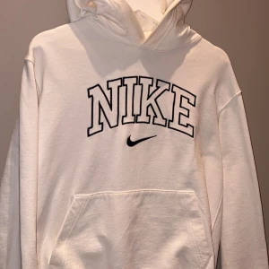 Nike college hoodie  - Nike college hoodie med Nike logga (Beige färg)  Lite retro design  Storlek M  Jätte bra skick 