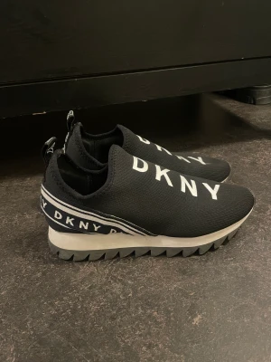 Dkny skor - Dkny skor som används 3 gånger. Strl:36/37. 
