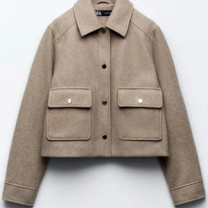 Kappa från Zara - Säker denna fina kappan ifrån zara! Den är i bra skick och perfekt nu till våren🤩skriv för fler bilder😍