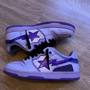 Bapesta - Lila bapesta i storlek 43-44 skick 8/10. Creaseskydd medföljer