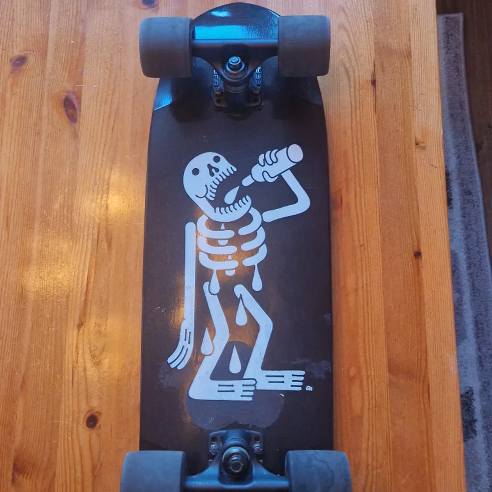 Begagnad Cruiserboard oldschool style med med några lätta slitage. Sparsamt använd. Riding Style: Cruising Width: 20.3 cm Length (inch): 28.5 inch Length (cm): 72.4 cm Wheelbase: 14.6 inch Hanger Width: 4.1 inch Wheel Size: 63 mm Hardness Wheels: 7. Muu.