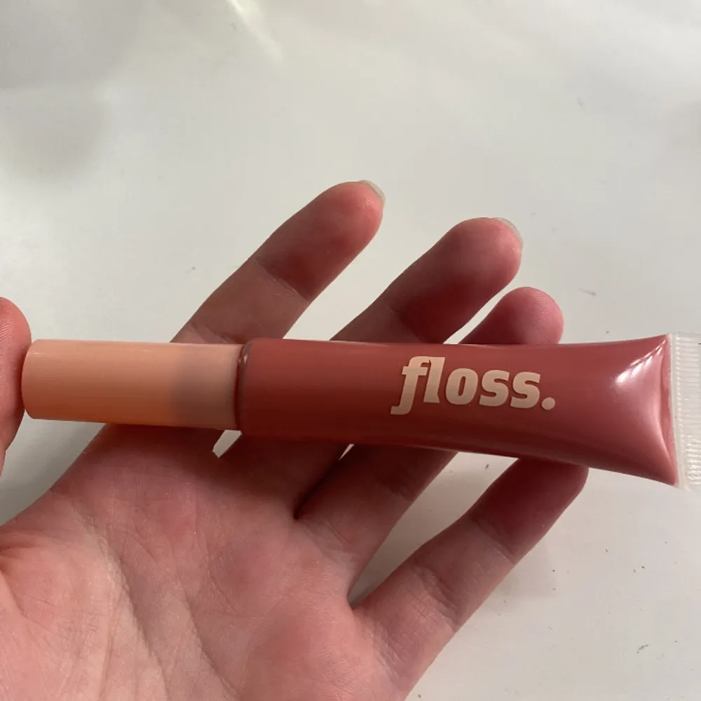 Ett lip gloss ifrån floss och ett ifrån huda beauty, båda är endast testade är är i otroligt fina färger. Huda beauty-40kr. Floss-30kr eller båda för 60kr. Köparen står för frakten. Skönhet.