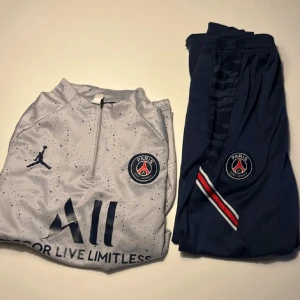 PSG tracksuit  - Psg tracksuit som är några månader gammal men har helt enkelt tröttnat på att använda den. Fortfarande otroligt bra skick och passar väldigt bra dessutom väldigt flexibel och skön. Den är i 9/10 i skick och är storlek M. Priset är ej hugget i sten😊👍