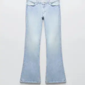 Slutsålda Lågmidjade bootcut jeans från zara❤️