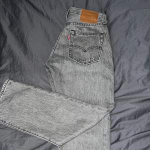 Säljer nu dessa riktigt schyssta Levis jeans i snygg färg!🤩 Modellen är ”551z” Storlek W29 L30 Fint skick, bara höra av sig vid frågor😀