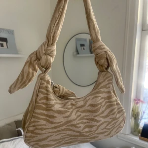 Zara väska - Unik väska från zara. Passar perfekt till sommaren. Köptes för några år sedan för 500 om jag kommer ihåg rätt! Har använts ett få tal gånger då den inte riktigt är min stil.❣️skriv för fler bilder