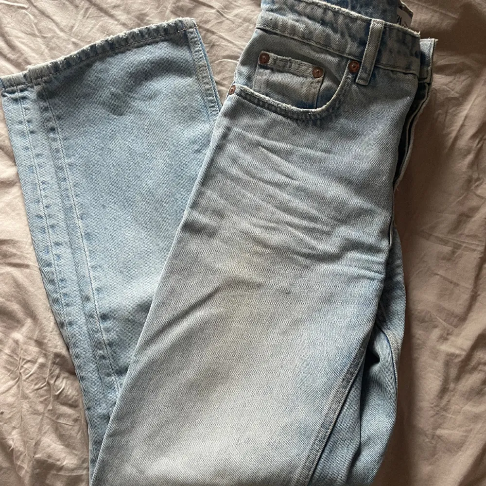 Ljusblå lågmidjade jeans från Zara i stl 36. Gylfen stängs med knappar och modellen är rak. Perfekt i längden för mig som är 175. . Jeans & Byxor.