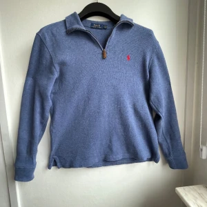 Ralph Lauren half zip - Har har nu en snygg Ralph Lauren half zip som passar parfekt till sommaren  Skick(9/10) 