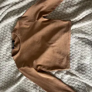 Fin beige/brun tröja från Missguided, knappt använd, magtröja ish, Strl S/XS