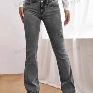 Lågmidjade jeans från Shein i storlek S men passar även XS.