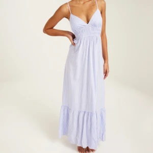 Långklänning - Säljer denna blå och vit randiga långklänningen från Nelly. Den är använd en gång och är i storlek XS.🤍