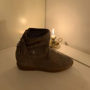 Gråa Isabel Marant boots i storlek 39.  De har ett hål i framsidan på skon, annars i mycket bra skick. 