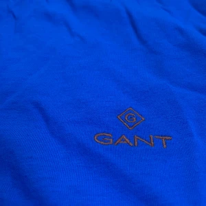 Gant blå t-shirt - Blå Gant tröja, storlek M och väldigt bra kvalitet oanvänd