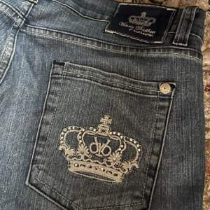 Ett par Victoria Beckham jeans i jätte bra skick. De är low waisted och är avklippta lite grann längst ner🩷Säljer på grund av att de e för stora för mig. 🩷  Midjemått: 95 Innerbenslängd: 75