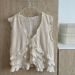 Blus - Sommrig blus från mango med knyte framtill. Använd några gånger men är i bra skick. 