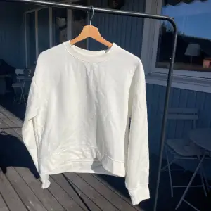 Säljer min vita tröja från Zara då jag inte andvänder den längre. Den är i bra sick. Hör av er om ni har några frågor :)
