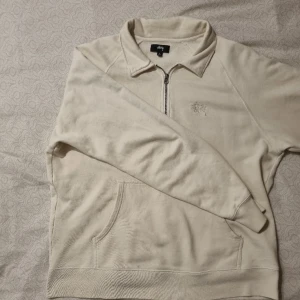 Stussy half zip - Köpt för ca ½ år sedan sparsamt använd. Kommer inte till användning
