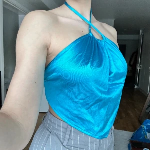 Blå topp - En blå fin knyttopp från🦋🏄🏼‍♀️