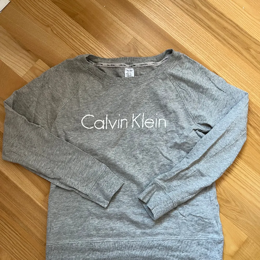 Calvin Klein pyjamaströja i fint skick!. Tröjor & Koftor.