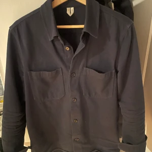 Overshirt - Fräsh overshirt till soliga vårdagar från Arket. Nypris: 850kr 