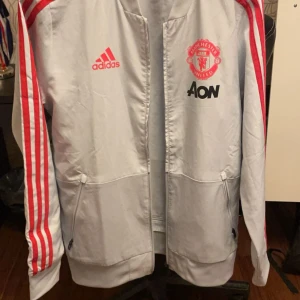 United överdragströja - Använd 2 gånger Skick 8/10 Storlek L (passar 170cm)