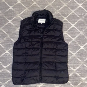 Väst - Tjo säljer denna skit snygga billiga västen i storlek 44 som motsvarar s i herrstorlek, passardock ochså m. Priset ej hugget i sten så skriv om du är intresserad😁