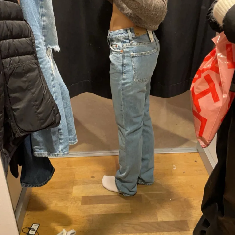 Säljer nu mina lågmidjade jeans från lager 157 då dom blivit för stora för mig. Modellen är ”ICON” dom är sparsamt använda och därav priset. Nypris 400. Jeans & Byxor.