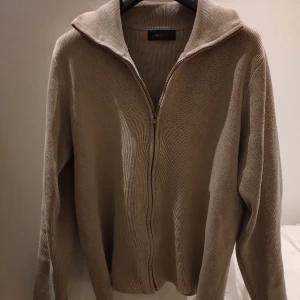 Filippa K helzip - Hej! Vi säljer nu denna snygga Filippa K tröjan. Tröjan är en äldre modell i mycket bra skick. Hör av er om ni har några frågor!