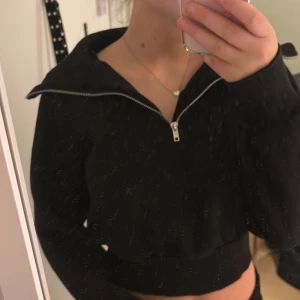 Tjocktröja med halv zip från Gina Tricot - Använd få gånger, väldigt mjuk och snygg. Öppen för fler prisförslag, stor i storleken ❤️