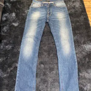 Säljer nu mitt par Nudie jeans i storleken 29x32 som är i super skick utan någon skada, vid någon fundering så är det bara att skicka ett pm till mig.