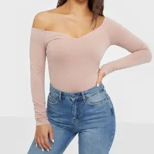 Fin off-shoulder topp från Nelly som inte längre går att köpa. Passar fint till lågmidjade byxor eller till en kjol. Stretchigt material men sitter ändå fint. Säljer då jag inte använder den och inte har använt den på några år. Mycket bra skick. 