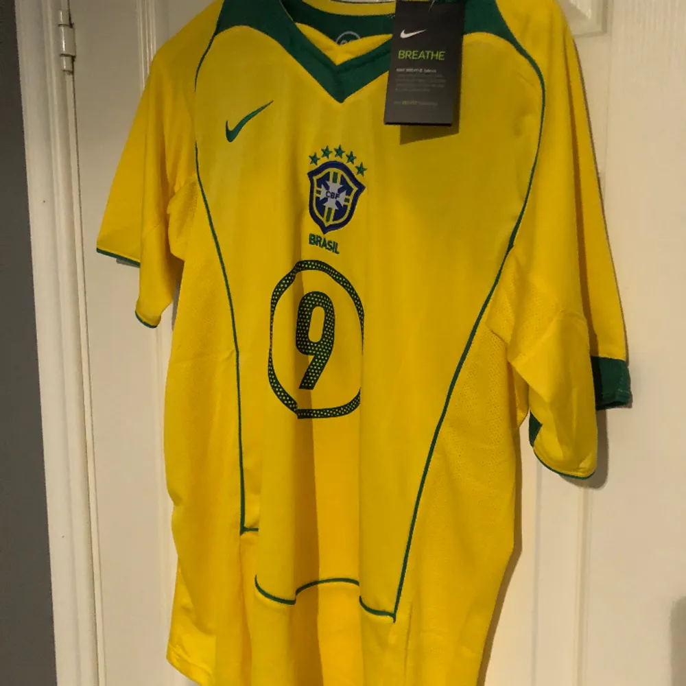 Säljer denna feta brazil fotbollströja i storlek M. Tröjan är helt ny. Skriv om du har några funderingar!. T-shirts.