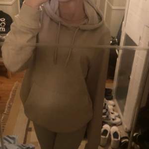 beige hoodie från dressman. den är i storlek S och aldrig kommit till användning, så helt i nyskick,  nypris :400