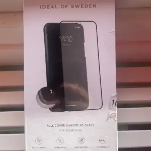 Ett skärmskydd från Ideal of Sweden till en iPhone 11 eller IPhone XR. Jag har inte en iPhone 11 längre så behöver inte den.  Man får ett skärmskydd och en ram att sätta på mobilen så att det skyddar hela skärmen, även på kanterna. 