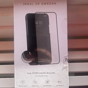 Skärmskydd iPhone 11 / XR  - Ett skärmskydd från Ideal of Sweden till en iPhone 11 eller IPhone XR. Jag har inte en iPhone 11 längre så behöver inte den.  Man får ett skärmskydd och en ram att sätta på mobilen så att det skyddar hela skärmen, även på kanterna. 