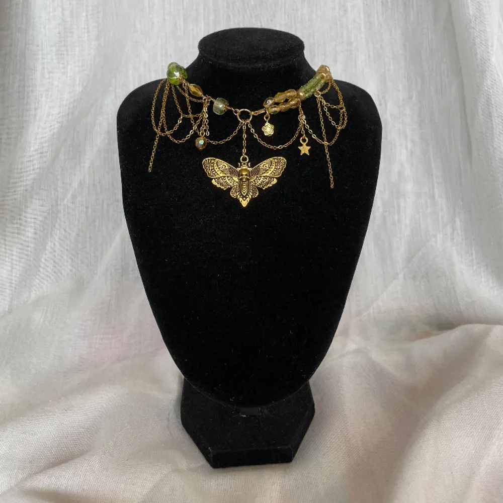Ett asymmetriskt grönt och guldigt halsband:) Halsbandet har en förlängningskedja <3 Vid frågor och funderingar, skriv privat till mig:) Mått: 34cm-37cm. Accessoarer.