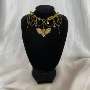 Ett asymmetriskt grönt och guldigt halsband:) Halsbandet har en förlängningskedja <3 Vid frågor och funderingar, skriv privat till mig:) Mått: 34cm-37cm