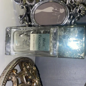 WHITE PATCHOULI PARFYM - Toppnoter: Apelsinblomma, Gul mandarin Hjärtnoter: Patchouli, Jasmin, Kryddor, Iris Basnoter: Sandelträ, Iso E Super, Vetiver. Väldigt mogen, vuxen-doft! 