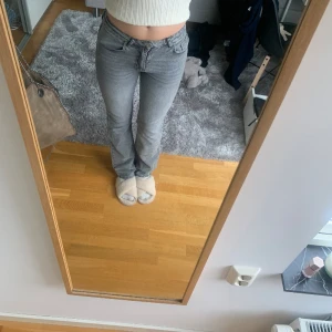 Grå Gina tricot jeans  - Har haft dess jeans sen förra året men inte kunnat använda dem pga att jag inte får på mig dom. Lyckades dock få på mig dom på bilderna. Jag har använt dem hyfsat många gånger och det är slitet på nedre byx kant.