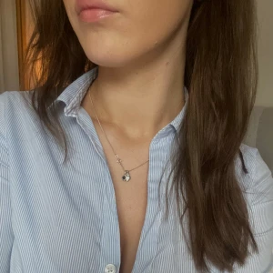 Figursydd blårandig skjorta - Skjorta från H&M i storlek 36, använd fåtal gånger och i väldigt fint skick💕skriv privat om fler bilder önskas!