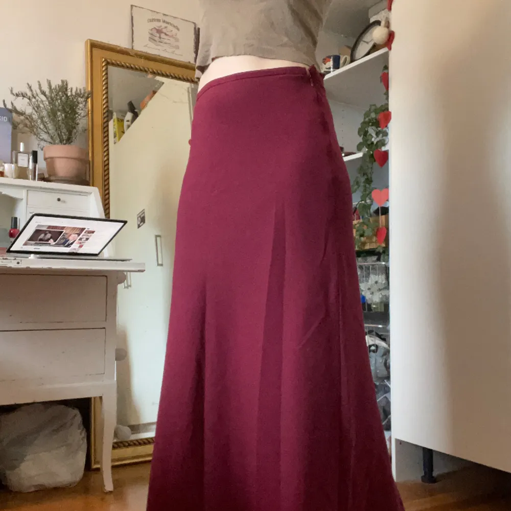 Lång kjol i maxilängd från Mari Philippe. Färgen är någonstans mellan lila, rosa och vinröd. En magenta, ungefär.. Kjolar.