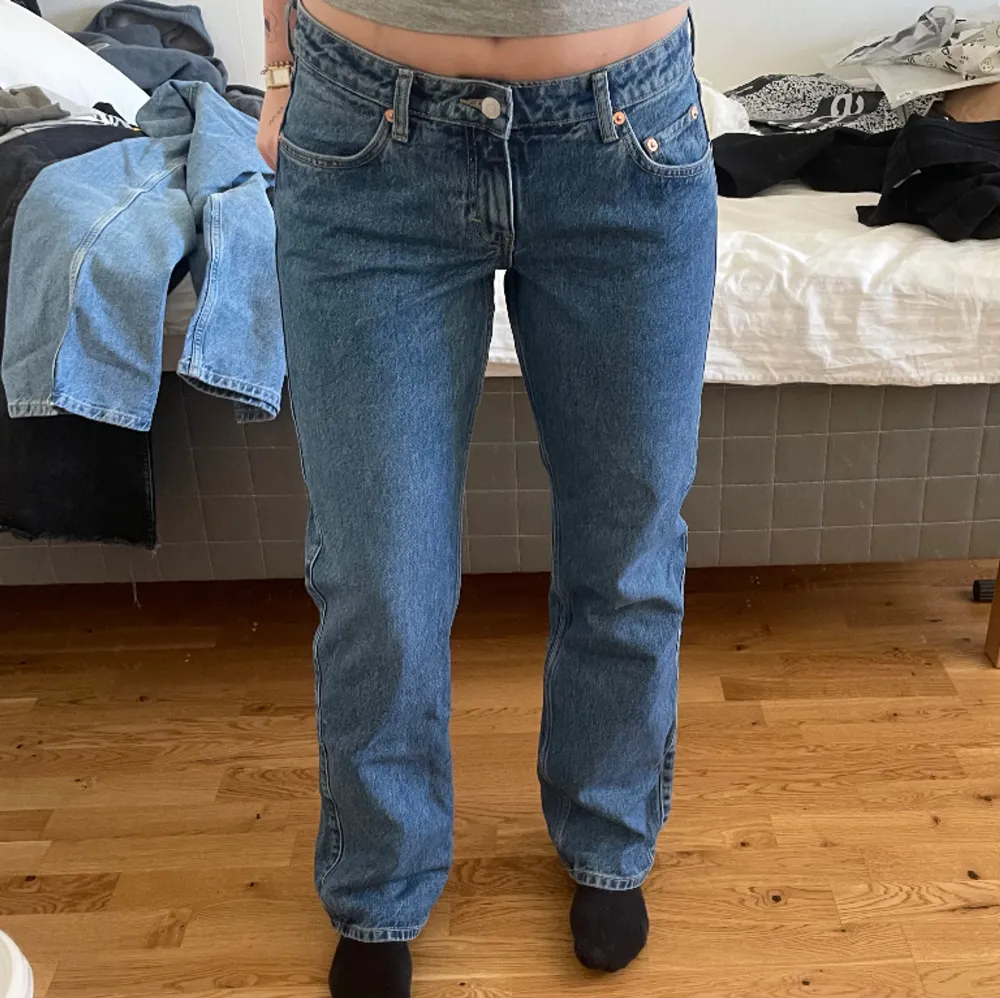 Oanvända straight jeans . Jeans & Byxor.