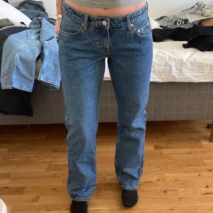 Oanvända straight jeans 
